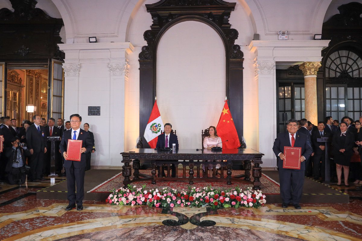 Junto a la líder de la economía del Perú, Dina Boluarte, el ministro Rómulo Mucho sostuvo reunión con el presidente de la República Popular China, Xi Jinping, donde se firmó el Memorando de Entendimiento entre ambos países sobre Promoción de la Inversión en Minería. #APECPerú2024