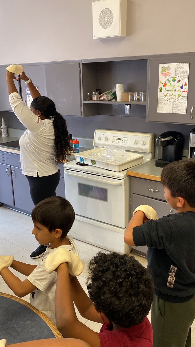 Schoolbase70251's tweet photo. @PizzaNova A huge thank you to Chantel from helping us understand how pizza is made! We loved the experience! @RegentHeightsPS https://t.co/vNVw6m5BIJ