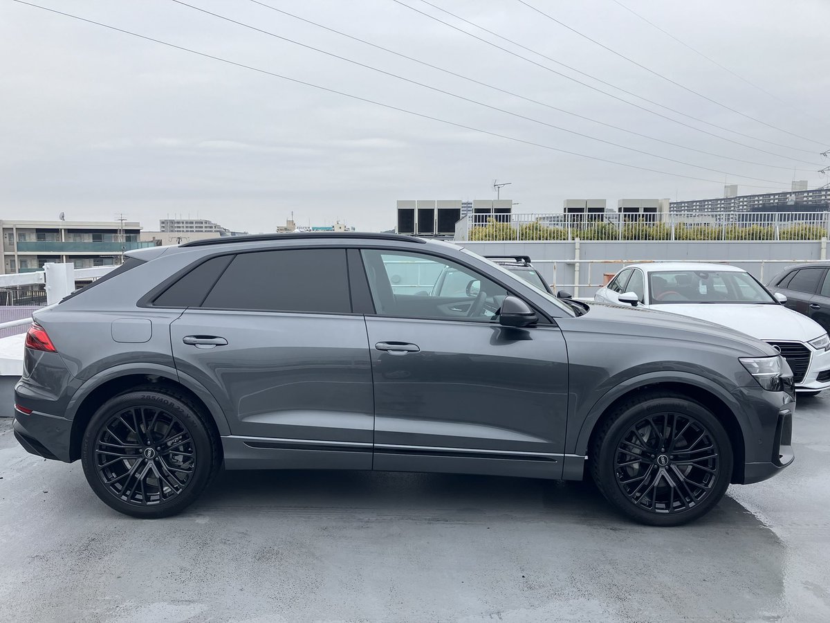 AudiChofu's tweet photo. Audi調布でございます。
新しい試乗車のご案内です。
Q8が入って参りました。
デイトナグレーにブラックスタイリングがとてもかっこいい一台です。
ぜひAudi調布へご試乗にお越し下さい。

#AJS #audi #audijapansales #audichofu #アウディ #アウディジャパン販売 #アウディ調布 #audi調布 #Q8 https://t.co/ZXRFV03rR8