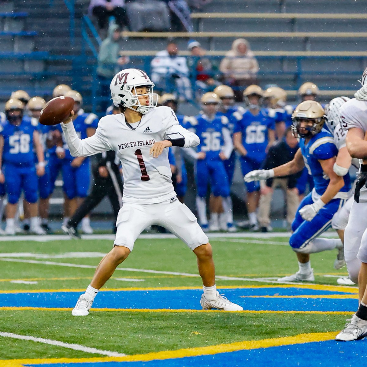 lindakercher's tweet photo. Photos from last week's win at Kelso, making the Islanders 10-0. So proud of these guys! Let's go MI! 🌴📷@mercerislandfb 📷https://t.co/hi2vraVlmi https://t.co/GZzMfbsahx