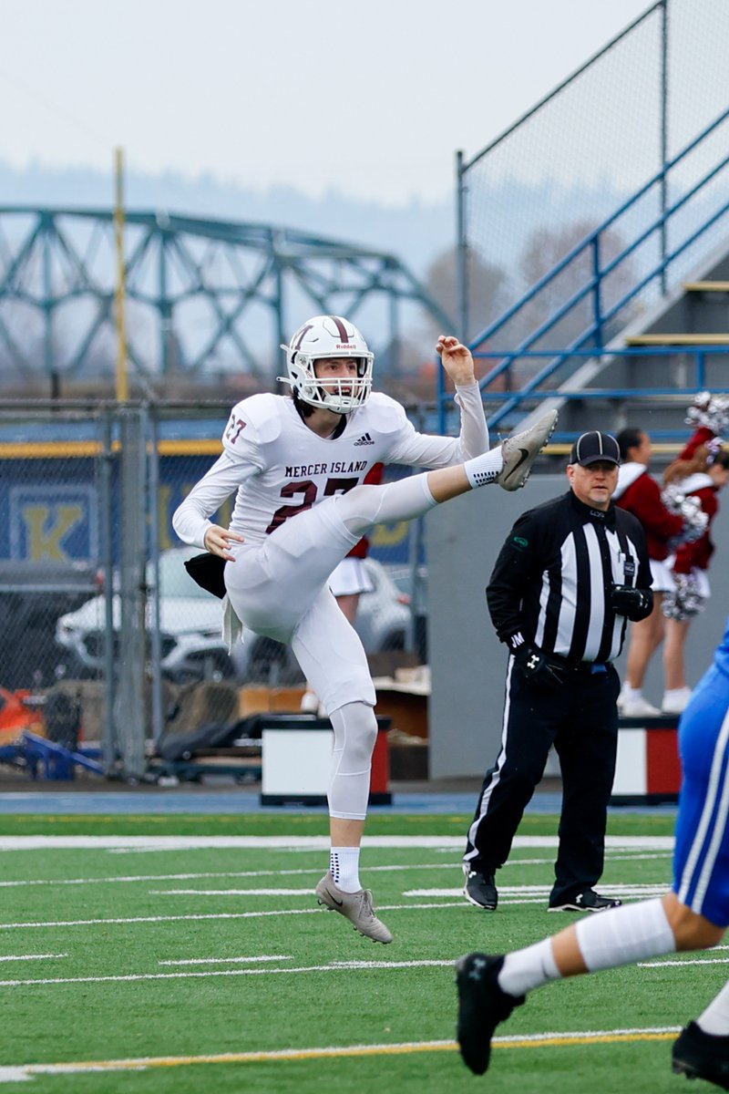 lindakercher's tweet photo. Photos from last week's win at Kelso, making the Islanders 10-0. So proud of these guys! Let's go MI! 🌴📷@mercerislandfb 📷https://t.co/hi2vraVlmi https://t.co/GZzMfbsahx