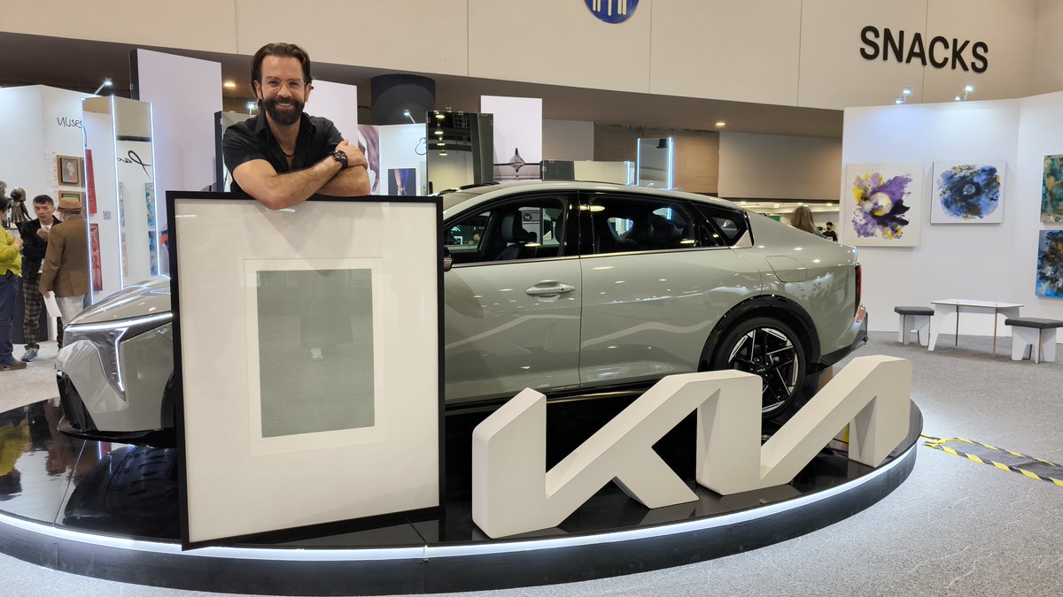 KiaMexico's tweet photo. El arte y el diseño automotriz se fusionan. 🎨🚗​

Descubre cómo @diegodeericemx da vida a una obra única inspirada en el #KiaK4. ¡Solo en #ArteCapital!​

#DeLoOrdinarioALoExtraordinario https://t.co/aeCEA1Rtsn
