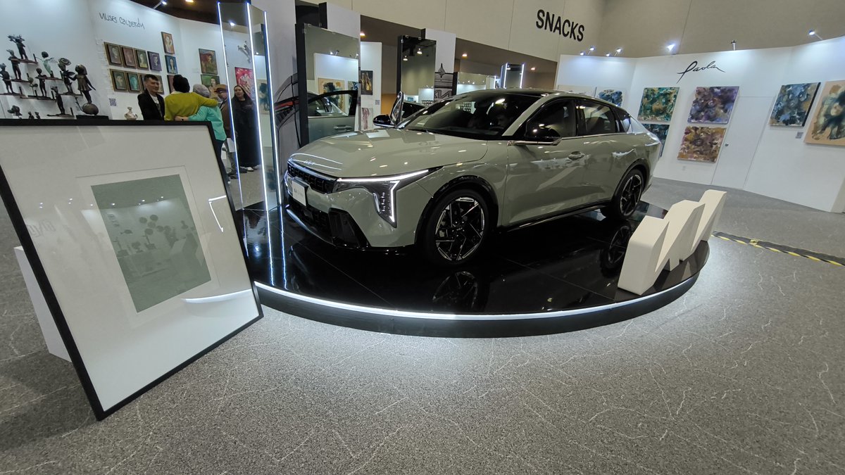 KiaMexico's tweet photo. El arte y el diseño automotriz se fusionan. 🎨🚗​

Descubre cómo @diegodeericemx da vida a una obra única inspirada en el #KiaK4. ¡Solo en #ArteCapital!​

#DeLoOrdinarioALoExtraordinario https://t.co/aeCEA1Rtsn