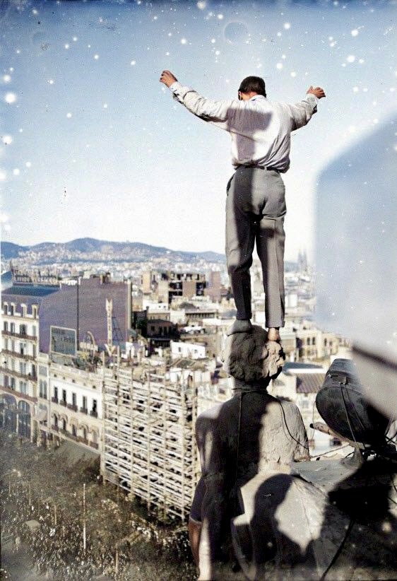 Massa Vaz, l'home mosca portuguès, escalant un edifici a la plaça de Catalunya davant una gran aglomeració de ciutadans/es, l’any 1930🪰

📸 Brangulí/ANC (B/N)