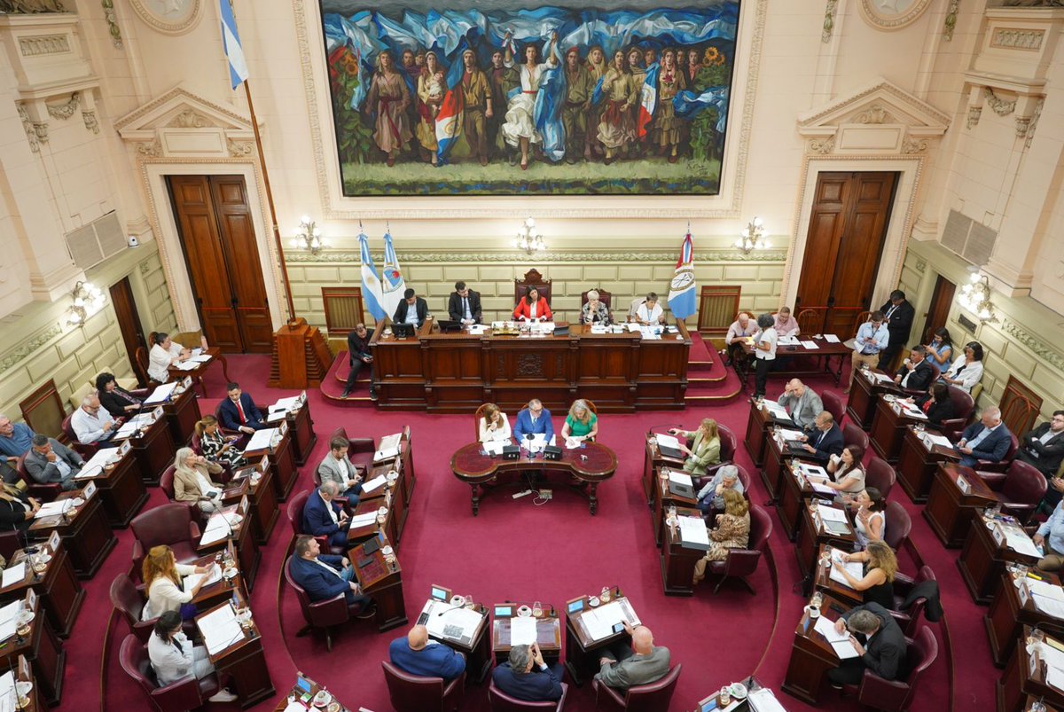 giselmahmud's tweet photo. ES LEY EN SANTA FE LA PREVENCIÓN Y EL ABORDAJE DE LA LUDOPATÍA Y LAS APUESTAS ONLINE!

Por unanimidad y después de meses de mucho trabajo, de escuchar numerosas voces de especialistas, familias, docentes y jóvenes le dimos sanción definitiva a esta Ley.

Esta herramienta contempla la implementación de estrategias pedagógicas, el acompañamiento sostenido a las instituciones educativas, la asistencia, prevención y cuidado integral de la salud.  

Por su parte busca también implementar un sistema de estadísticas que genere información confiable, acciones concretas para bloquear el acceso a las apps de juego en las instituciones públicas y un trabajo conjunto con el MPA para poder denunciar. Contempla campañas de difusión y concientización en todos los eventos deportivos sobre los riesgos que implica apostar, entre otros aspectos.

Hoy volvemos a reafirmar con esta ley que: LAS APUESTAS NO SON UN JUEGO!