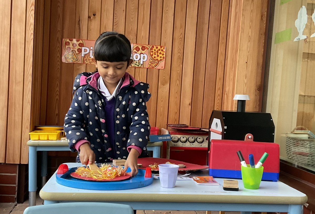 SuttonHighEYFS's tweet image. Perfect pizzas served with lots of imagination.