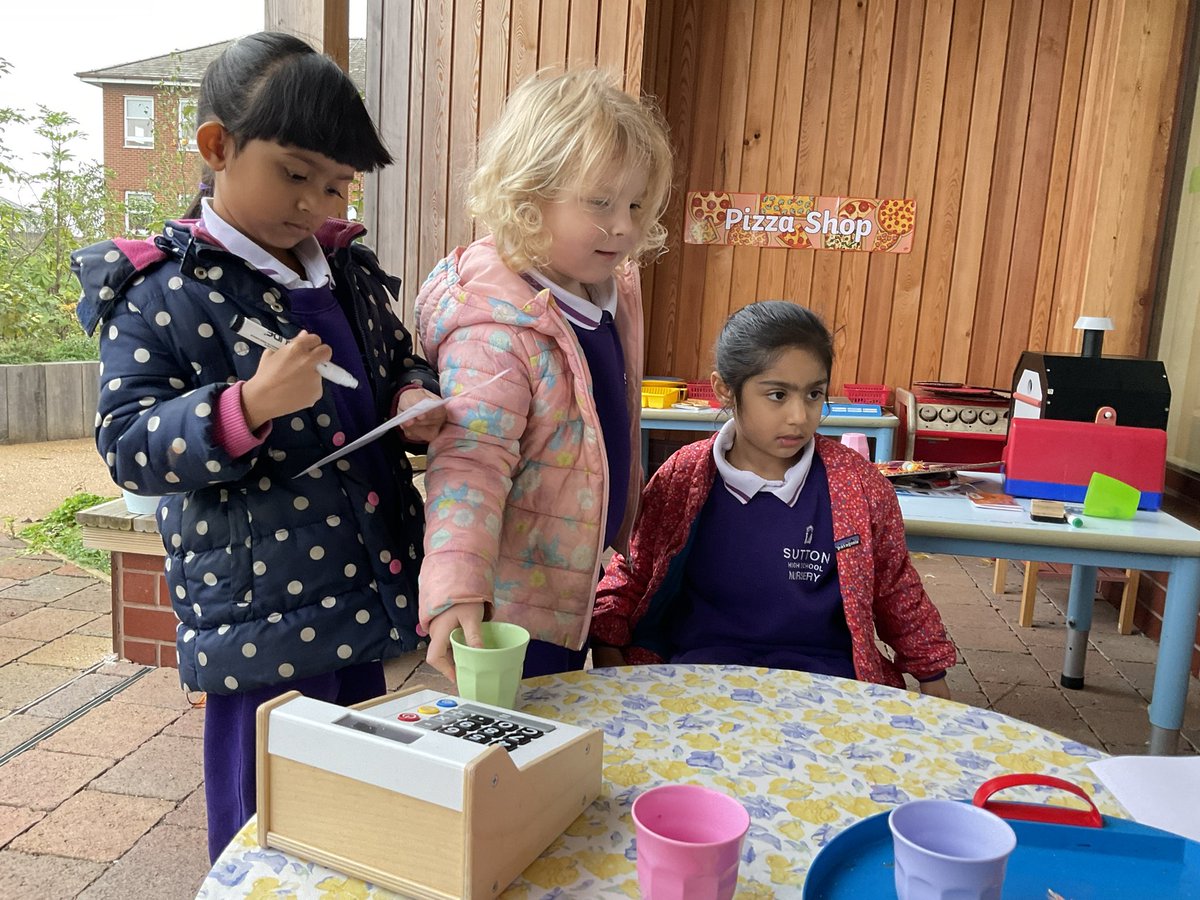 SuttonHighEYFS's tweet image. Perfect pizzas served with lots of imagination.