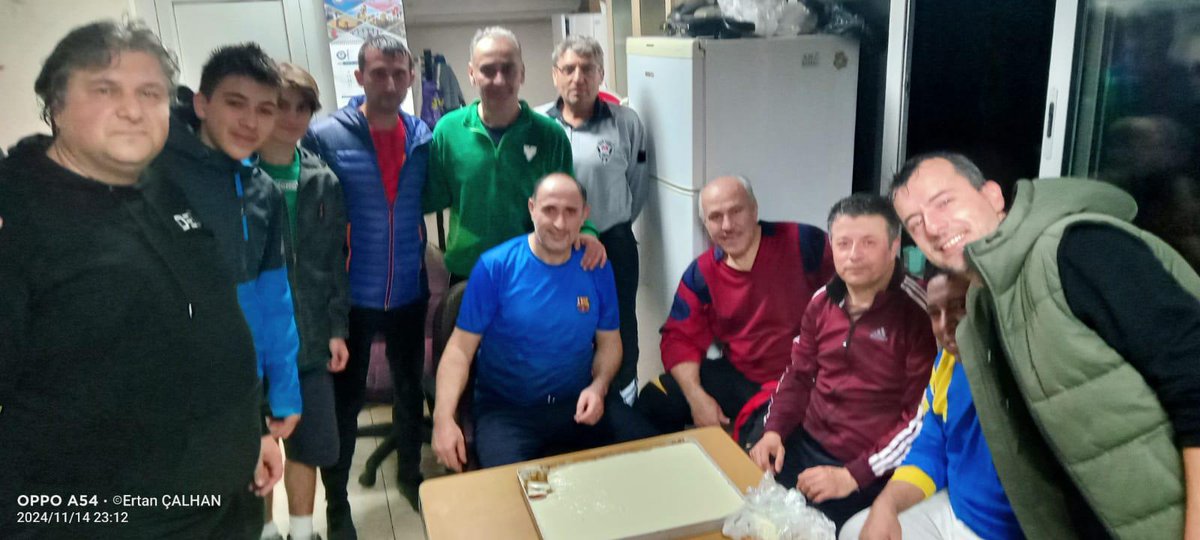 Haftalık maçımızı yaptık. Maçın sonucunu aşçı Ümit kardeşimizin yaptığı kazan dibi tatlısıyla kutladık.