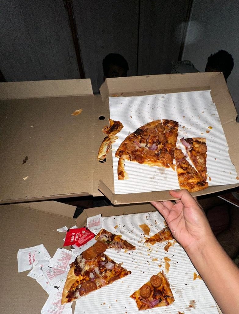 dikhsit_b's tweet photo. Really disappointed with my recent order from Pizza Hut. Not only did I not receive the correct pizza, but the one that showed up was completely charred. Definitely not the quality I was hoping for. ๐๐ฅ @PizzaHutIN #CustomerServiceFail #BurntPizza #NotWhatIOrdered https://t.co/veqKKKo2oe