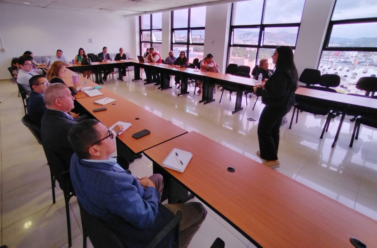 EscuelaHonduras's tweet photo. Taller sobre Desplazamiento Interno por Violencia en Honduras, dirigido a personas servidoras judiciales en materia penal, desarrollado por la #EscuelaJudicial en coordinación con la Agencia de la ONU para los Refugiados (ACNUR). https://t.co/voHqXhPbBQ