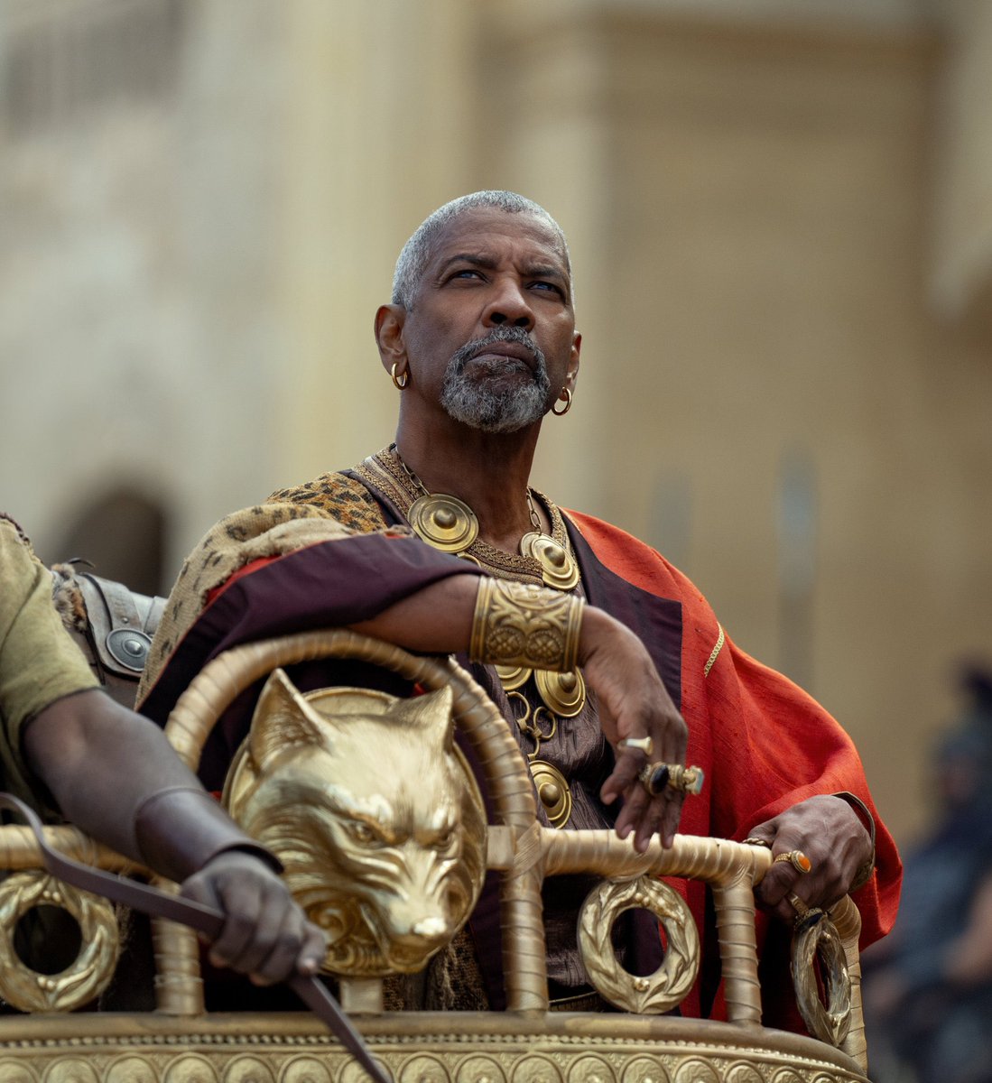 SeriesUpdateFR's tweet photo. Denzel Washington révéle qu’un baiser gay a été coupé du film Gladiator 2.⚔️

“J’ai embrassé un homme dans le film, mais ils l’ont supprimé. Je pense qu’ils ont eu peur… Apparemment, ils n’étaient pas encore prêts pour ça.” https://t.co/wevGVUju98
