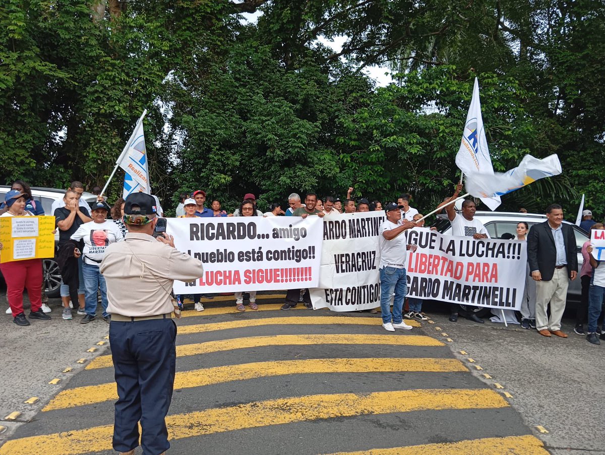 AlvaroAlvaradoC's tweet image. Protesta afuera de la Corte Suprema De Justicia. Los manifestantes piden libertad para el expresidente Martinelli.