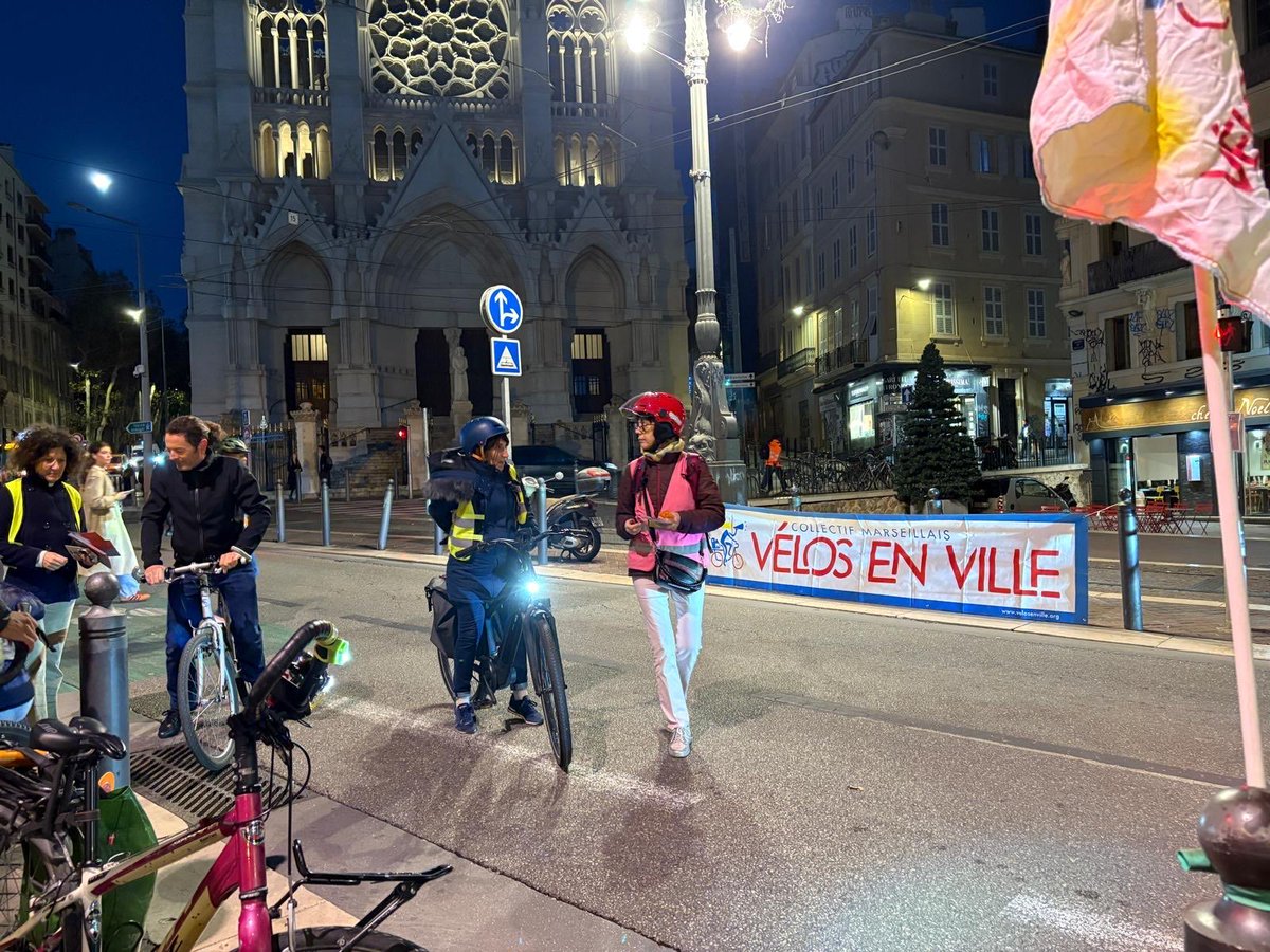 CH_Monnier's tweet photo. Ce soir mobilisation de ⁦@VelosenVille⁩ sur la #Canebiere #Marseille dans le cadre de l’opération #CyclistesBrillez ⁦@FUB_fr⁩ ⁦@Preventionrout⁩ 👉 distribution de dispositifs d’éclairage et gilets réfléchissants aux #cyclistes ! https://t.co/AotRNwpSCl