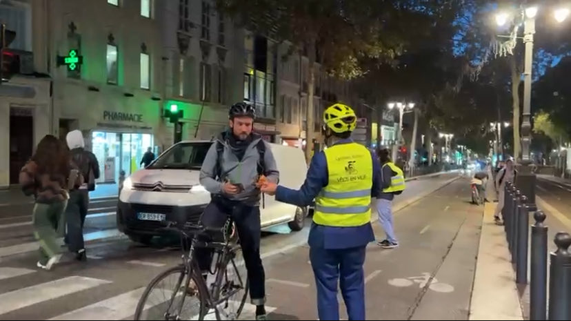 CH_Monnier's tweet photo. Ce soir mobilisation de ⁦@VelosenVille⁩ sur la #Canebiere #Marseille dans le cadre de l’opération #CyclistesBrillez ⁦@FUB_fr⁩ ⁦@Preventionrout⁩ 👉 distribution de dispositifs d’éclairage et gilets réfléchissants aux #cyclistes ! https://t.co/AotRNwpSCl