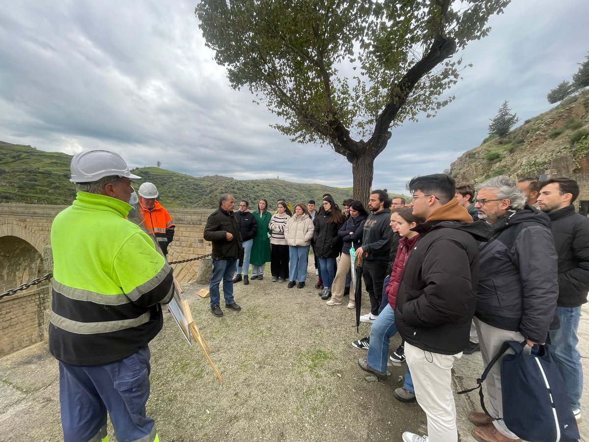 🏗️ Los alumnos de 1º y 2º del Grado de Ingeniería Civil y Territorial han conocido las obras de construcción del nuevo puente sobre el río Tajo, en la localidad extremeña de Alcántara, proyectado por el ingeniero de caminos y profesor de la escuela, Ramón Sánchez de León.