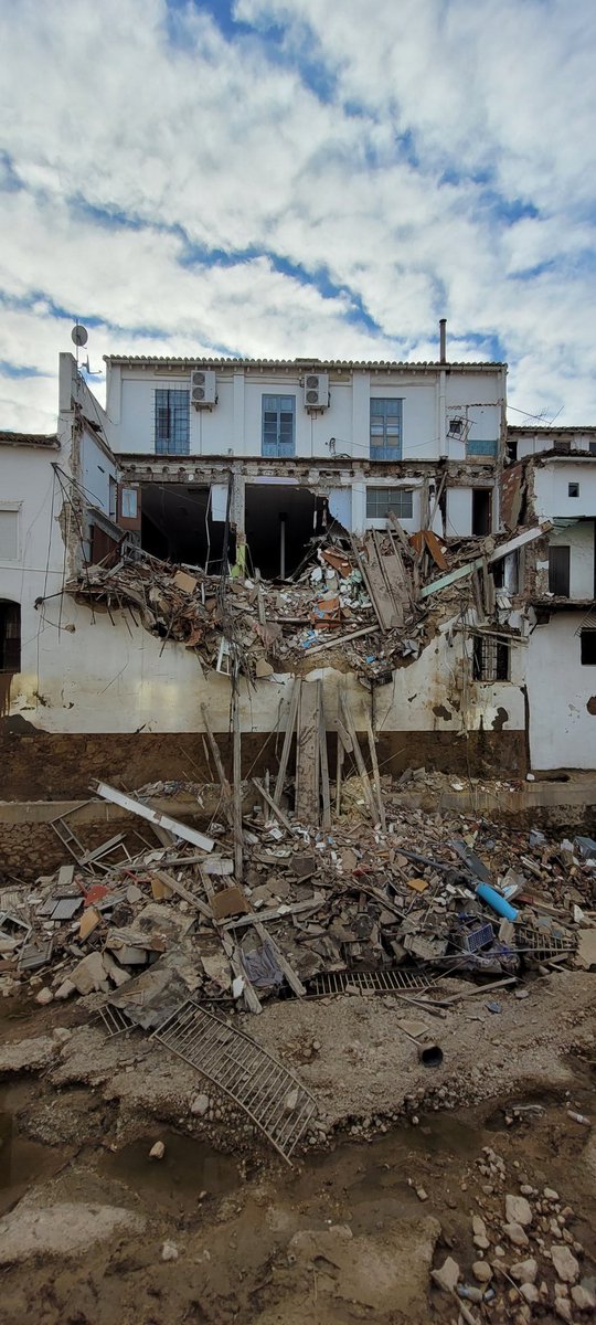 #ValenciaBajoEscombros 
Una reflexión antes de daros las buenas noches. Ya no somos hashtag... Espero que no nos dejen caer en el olvido, aunque sé que va a pasar. Hoy no traigo una imagen de barro. Hoy la traigo de destrucción. No nos dejéis solos. #Valencia ajora necesita