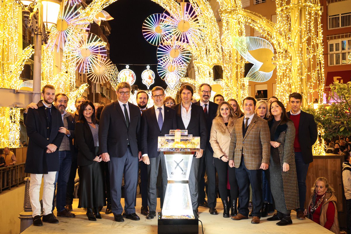 La iluminación que en unos días estrenarán ciudades como Nueva York, Dubai, Londres o París tiene firma pontanense, la de <a href="/Ximenezgroup/">Ximenez Group 💡</a>, que cada año reparte felicidad, magia e ilusión por todo el mundo. Espectacular cómo brillará Puente Genil estas semanas, os animo a visitarla.