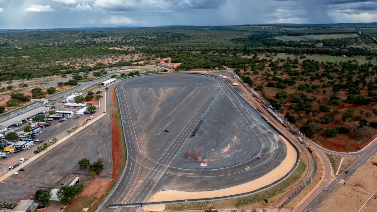 NASCARBrasil's tweet photo. Sim, senhoras e senhores! Temos as imagens aéreas tão esperadas da pista OVAL da NASCAR Brasil.
🗓 | 16 e 17/11
📍 | @circuitodoscristais
📌 | Curvelo /MG
🏁 | #OvalTrack (inauguração)
🏆 | Final Overall / Special Edition
📷 @virtusbroadcine e @danielerichsen / @sigcombr https://t.co/CNXm5vnuo5