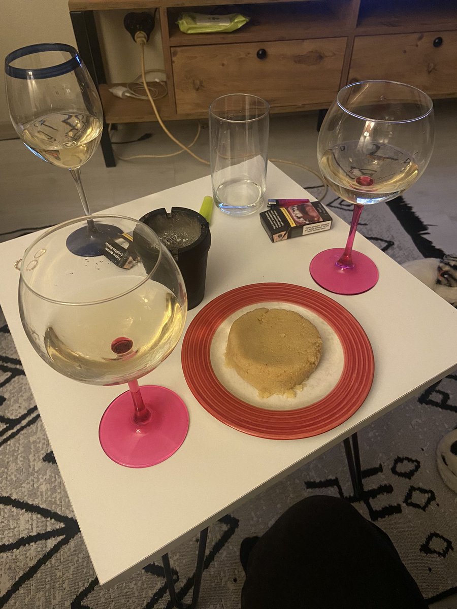 Erkekleri hayatımızdan s*ktir edince bizim  max uğurlama şekli.