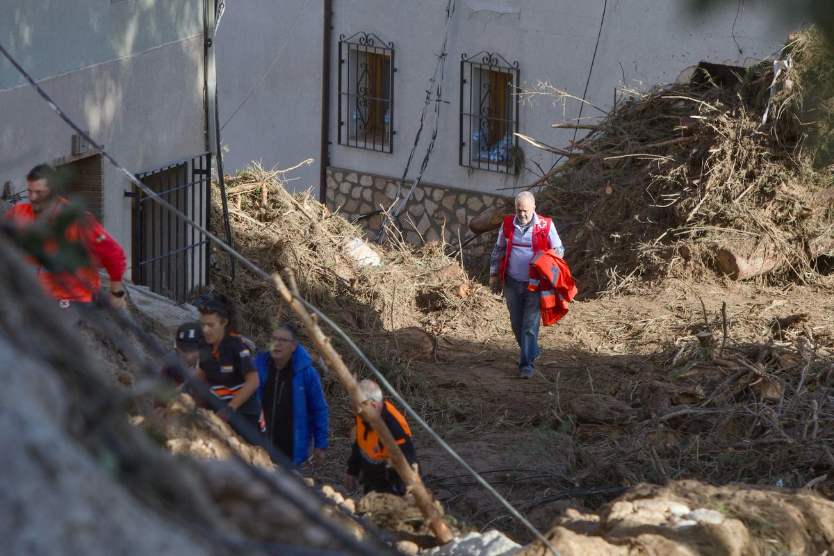 MiriamMGA's tweet photo. Llegaron a #Letur infinitamente antes de que, quienes atacan a @CruzRojaEsp, fueran a hacerse una foto.

Estaban y se quedaron.

Hicieron posible la comunicación desde el principio.

Y acompañaron, alimentaron, escucharon, organizaron y abrazaron sin medida.

#YoConCruzRoja❤️ https://t.co/mZglT6sqDV