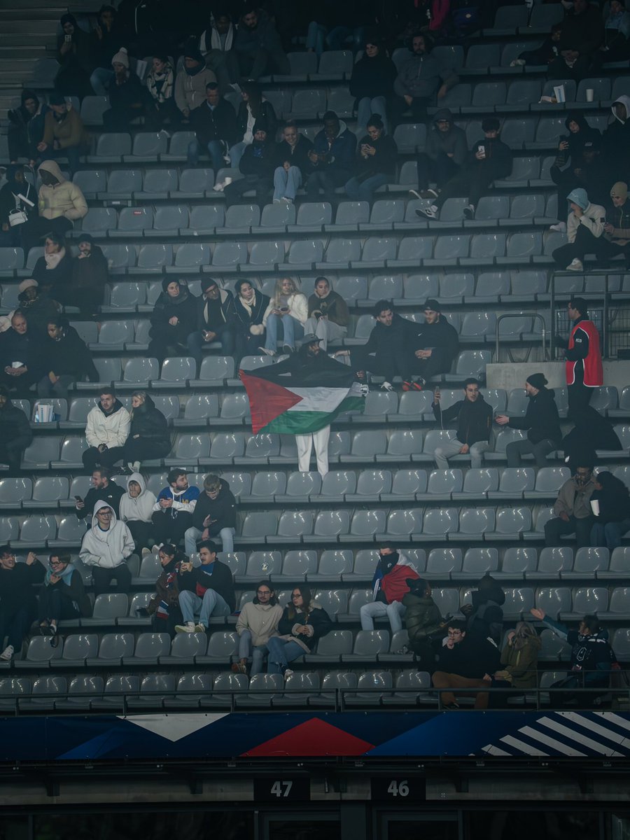 Un drapeau Palestinien 🇵🇸 a été brandi en tribune lors du match opposant la France à Israël #FRAISR #FranceIsraël