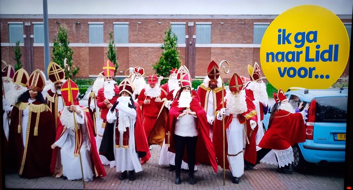 Bas de Leeuw (@bas_deleeuw) on Twitter photo Je zult maar een van de dertig hulpsinterklazen in de Lidl commercial zijn! En geen van de dertig dacht aan die wortel. Bizar! <a href="/LidlNederland/">Lidl Nederland</a> Je zult maar een van de dertig hulpsinterklazen in de Lidl commercial zijn! En geen van de dertig dacht aan die wortel. Bizar! <a href="/LidlNederland/">Lidl Nederland</a>
