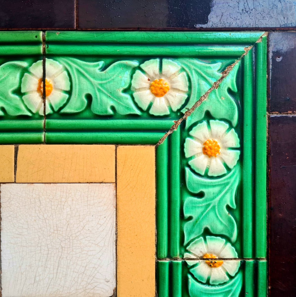 This Is My Glasgow (@is_glasgow) on Twitter photo Some rather beautiful tiles at the entrance to a tenement close in the Finnieston area of Glasgow.
#glasgow #tiles #ceramics #tiling #tenementtiles #tenement #architecture #glasgowbuildings #finnieston #daisy <a href="/TnmntTiles/">Tenement Tiles</a> Some rather beautiful tiles at the entrance to a tenement close in the Finnieston area of Glasgow.
#glasgow #tiles #ceramics #tiling #tenementtiles #tenement #architecture #glasgowbuildings #finnieston #daisy <a href="/TnmntTiles/">Tenement Tiles</a>