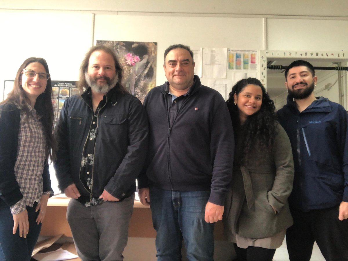 🌱🔬Colaboración e investigación 🇨🇱🇦🇷 📍En #Concepción el Doctor en Biología de Argentina Jorge Chiapella comparte su experiencia en el estudio del género de plantas Deschampsia junto al Dr. Pablo Guerrero <a href="/udeconcepcion/">Universidad de Concepción</a> <a href="/IEBChile/">Instituto de Ecología y Biodiversidad - IEB</a> <a href="/MilenioBASE/">Instituto Milenio BASE</a>