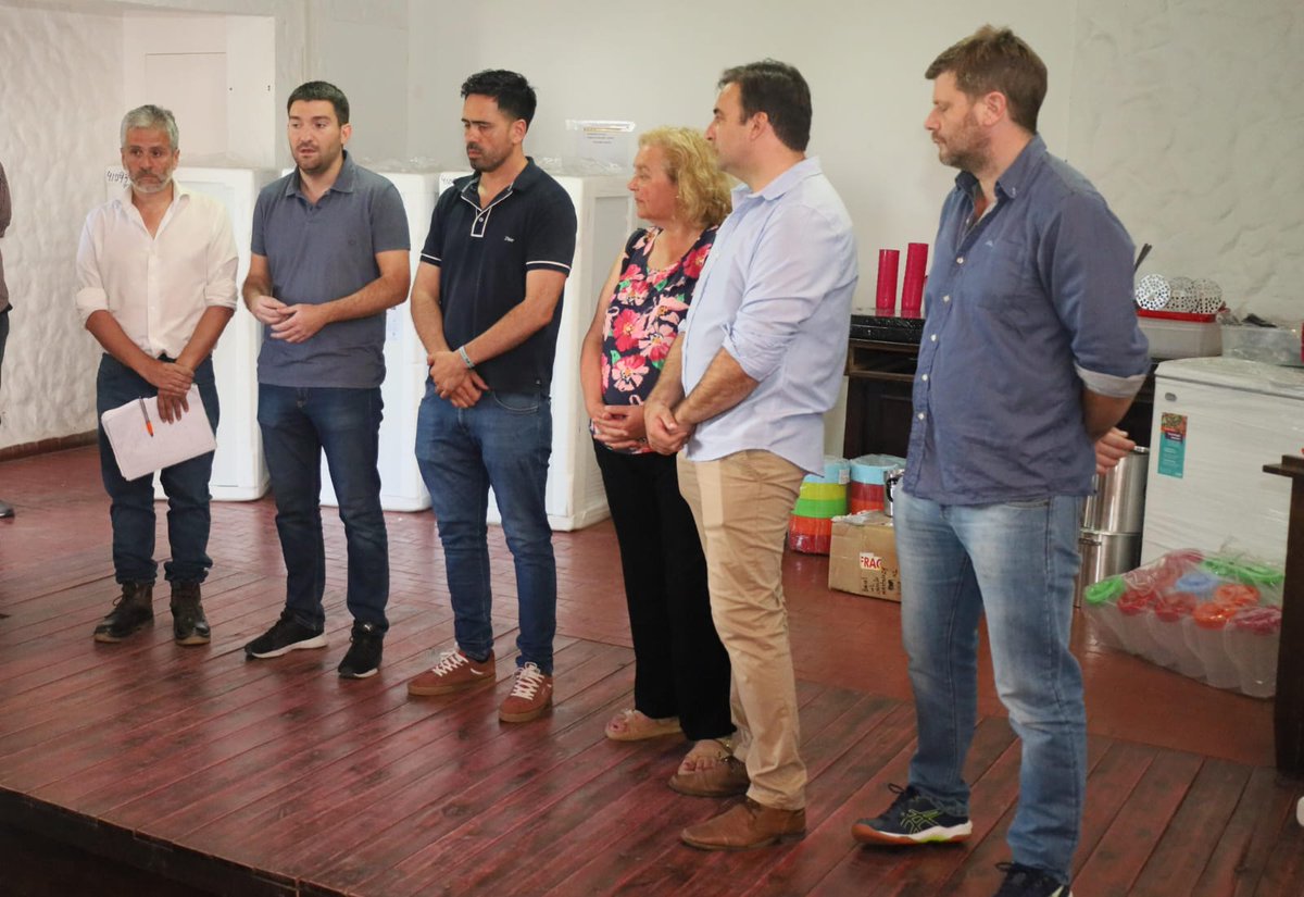 Nueva entrega de equipamiento del Servicio Alimentario Escolar.

En Carmen de Areco nuestro director de Seguridad y Soberanía Alimentaria Bruno Bozzano entregó acompañado por el intendente <a href="/IvanVillagran_/">Iván Villagrán</a>, equipamiento para el SAE a 8 escuelas, una inversión de <a href="/BAProvincia/">Gobierno PBA</a> de