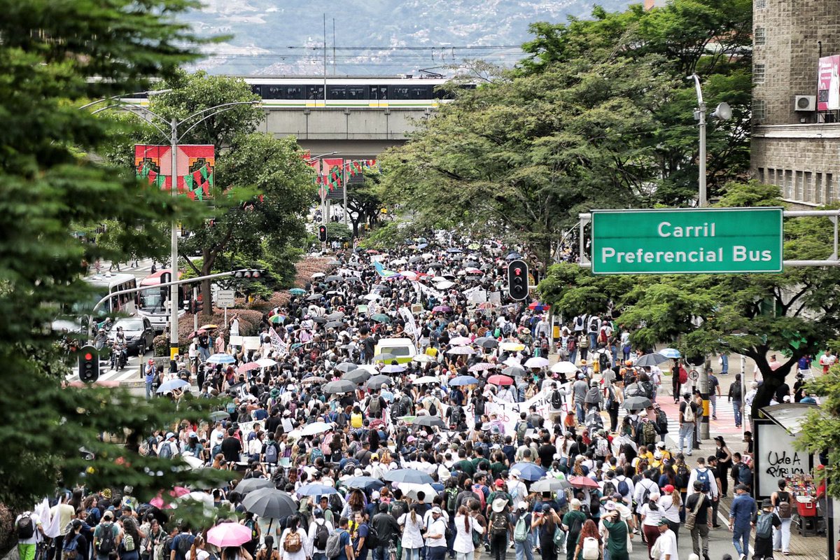AquinoTicias1's tweet photo. Pública la recibimos, pública la devolvemos✊🏾

La Universidad de Antioquia es el proyecto social y académico más importante del departamento, cerca de 348 mil millones de pesos de desfinanciación la tienen en crisis. La U necesita presupuesto y seguir siendo pública y de calidad. https://t.co/dNCUvEWHKB