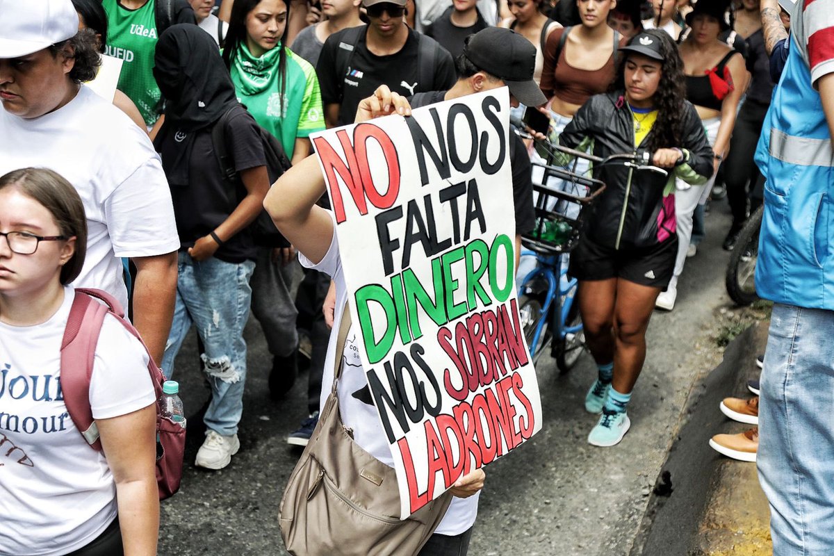 AquinoTicias1's tweet photo. Pública la recibimos, pública la devolvemos✊🏾

La Universidad de Antioquia es el proyecto social y académico más importante del departamento, cerca de 348 mil millones de pesos de desfinanciación la tienen en crisis. La U necesita presupuesto y seguir siendo pública y de calidad. https://t.co/dNCUvEWHKB