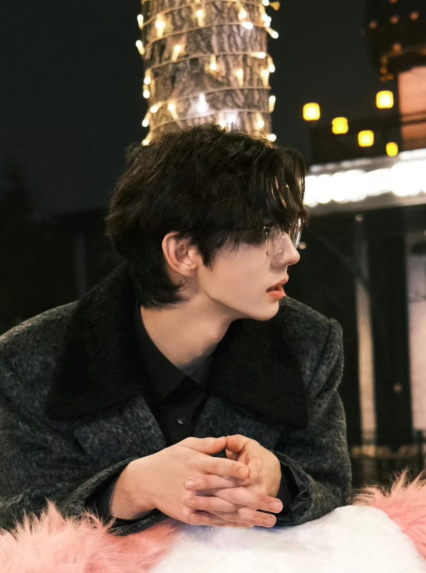 intaeraested's tweet image. ollie with black hair and specs supremacy