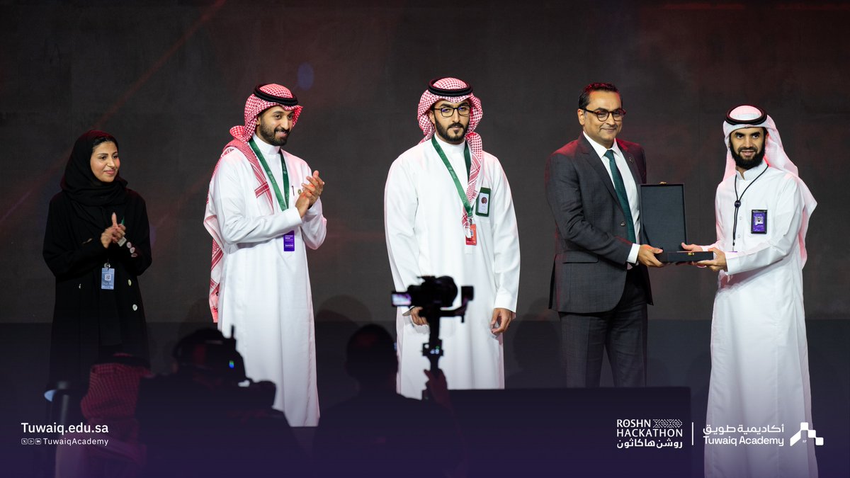 أكاديمية طويق (@tuwaiqacademy) on Twitter photo بحضور معالي أ. ماجد الحقيل <a href="/majedhogail/">ماجد الحقيل</a> وزير البلديات والإسكان، أكاديمية طويق تختتم شراكتها في #روشن_هاكاثون_2024 بتتويج الفائزين بجوائز بقيمة 1,500,000 ريال سعودي. بحضور معالي أ. ماجد الحقيل <a href="/majedhogail/">ماجد الحقيل</a> وزير البلديات والإسكان، أكاديمية طويق تختتم شراكتها في #روشن_هاكاثون_2024 بتتويج الفائزين بجوائز بقيمة 1,500,000 ريال سعودي.