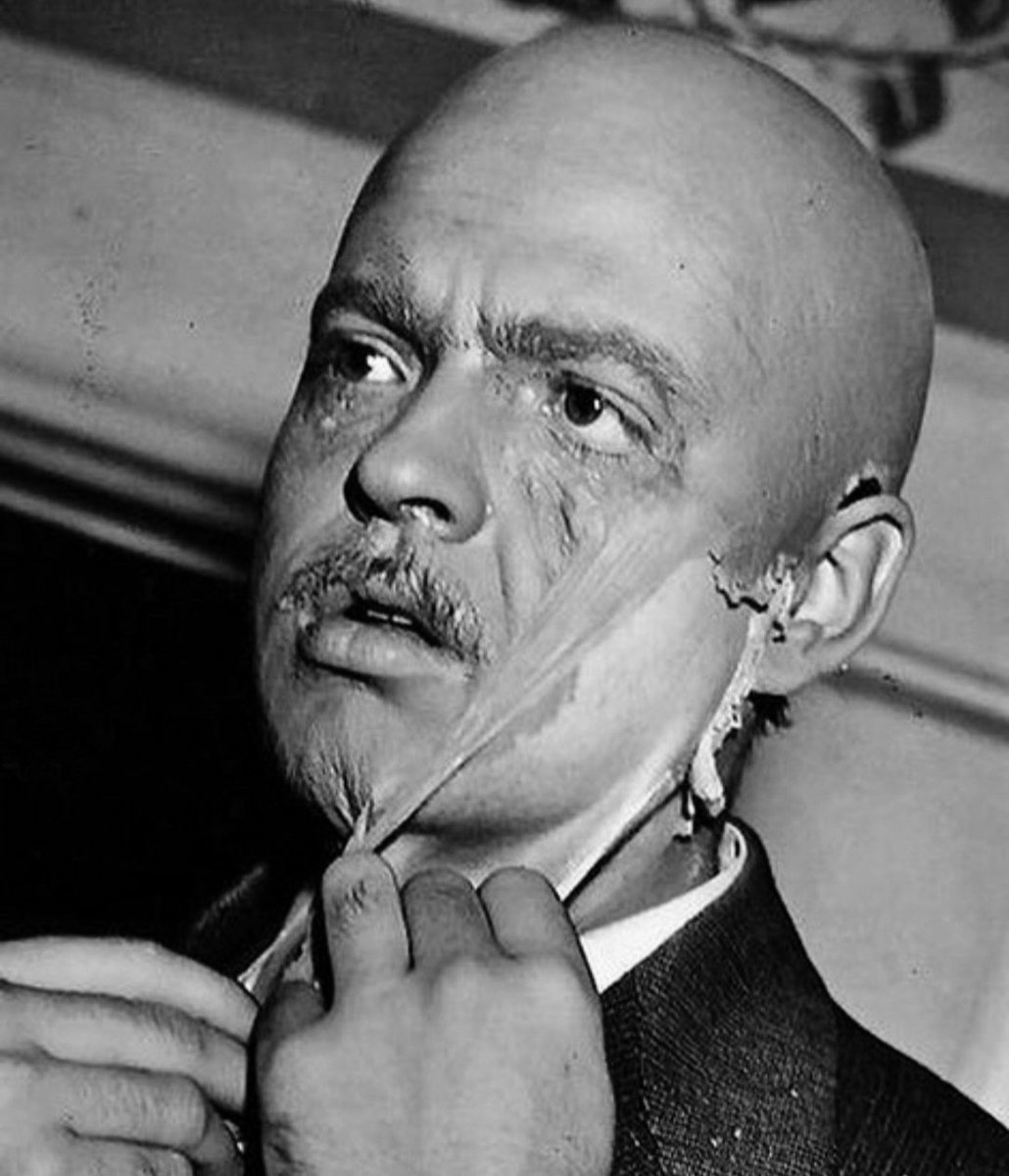 JuanmadelaPoza's tweet image. #OrsonWelles en el set de #CiudadanoKane (#CitizenKane, 1941). El maquillaje para el anciano Kane lo obligaba a sentarse en la silla de maquillaje a las 02:30 para poder estar listo para rodar a las 09:00. Lunes 18 de noviembre en #DíasDeCineClásico. A las 22:00 por @la2_tve.