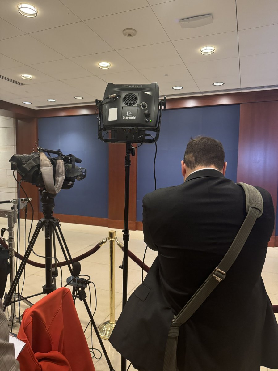 Macy_Markhamm's tweet photo. @JacksonSutterTV shooting on the hill like a pro today for @cronkitenews! https://t.co/3qLq7reAc3