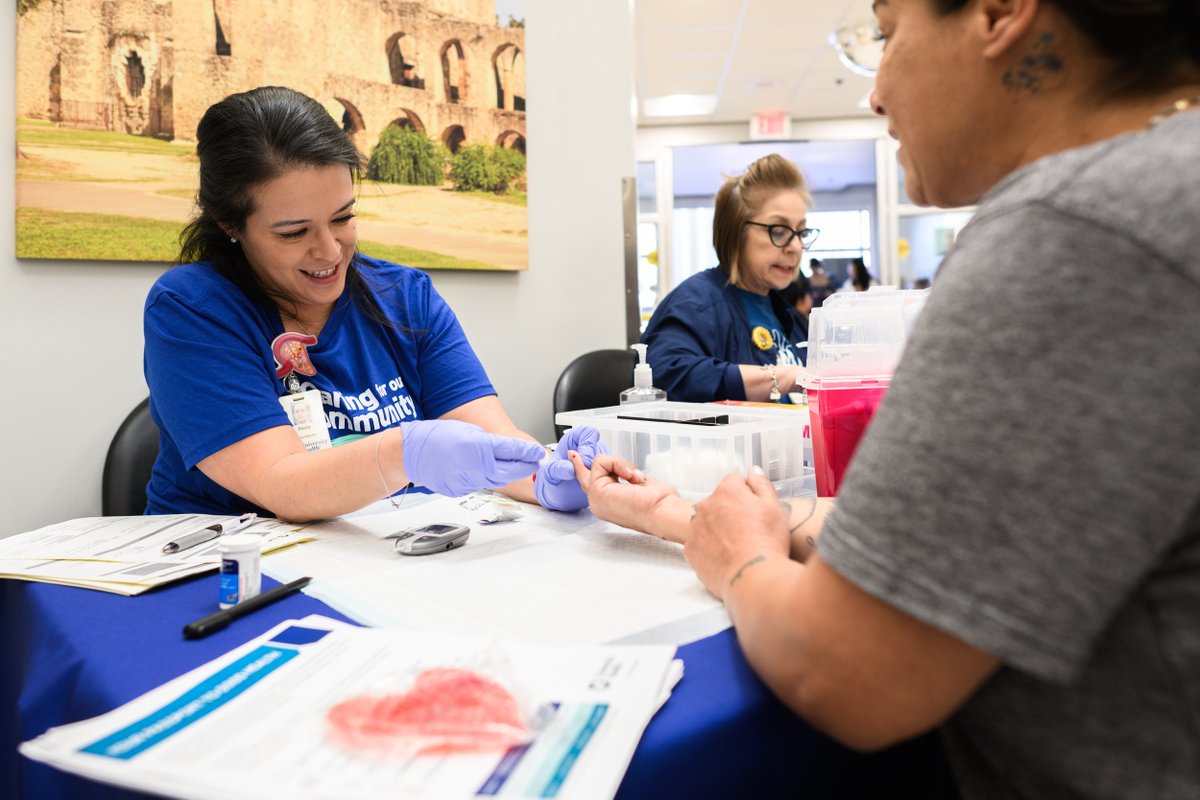 UnivHealthSA's tweet image. It&apos;s #WorldDiabetesDay. Thanks to @HEB&apos;s generous donation to our @UHFoundation, our health fair participants were also able to walk away with a voucher for a free Thanksgiving turkey! 

Learn more about how we’re #ThinkingBeyond with our #diabetes care: universityhealth.com/diabetes.