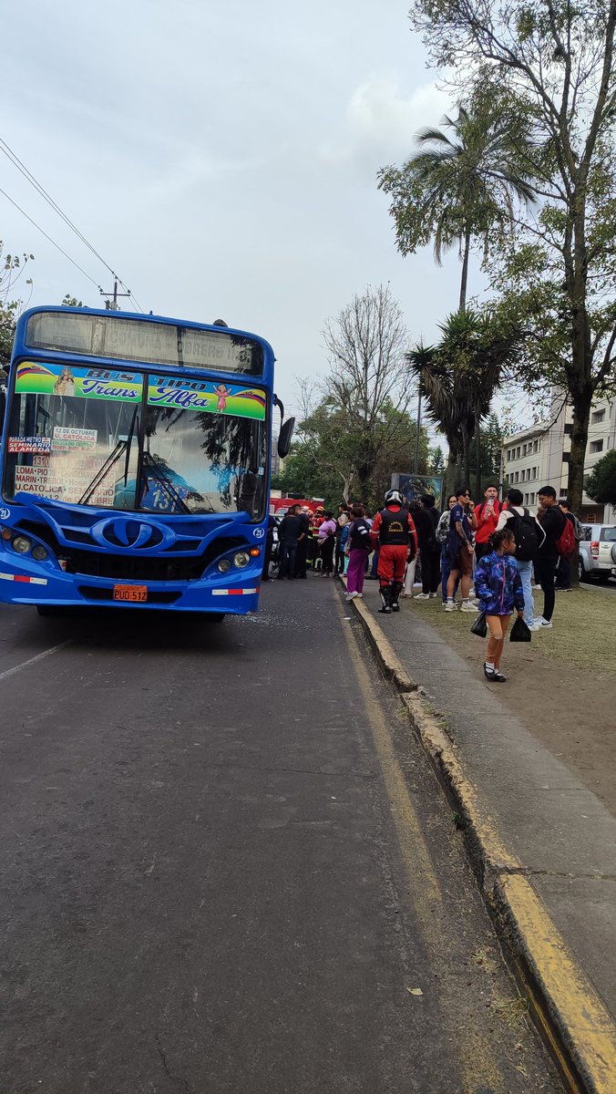 Cómo siempre los abuseros haciendo de las suyas en la Av. 12 de octubre, ocupando todos los carriles y yéndose sobre autos y motos, con la complicidad de <a href="/AMT_Quito/">AMTQuito</a> y de los concejales como <a href="/babadmerchan/">Bernardo Abad 🇪🇨</a> que a sus panas no los fiscalizan.
<a href="/NoNegligencia/">Más allá de los cuentos</a>