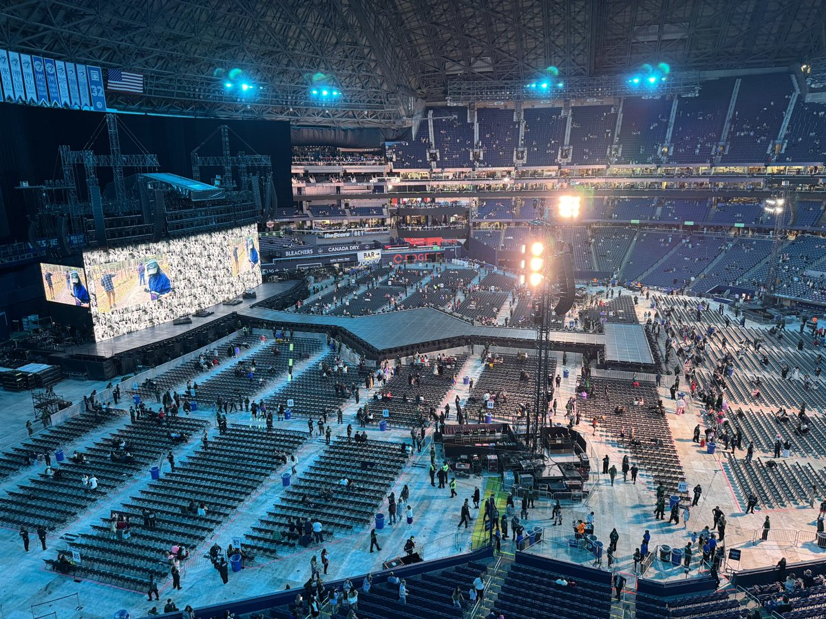 johnage's tweet image. Honestly the view isn’t bad from the 500 level!! #TSTheErasTourToronto