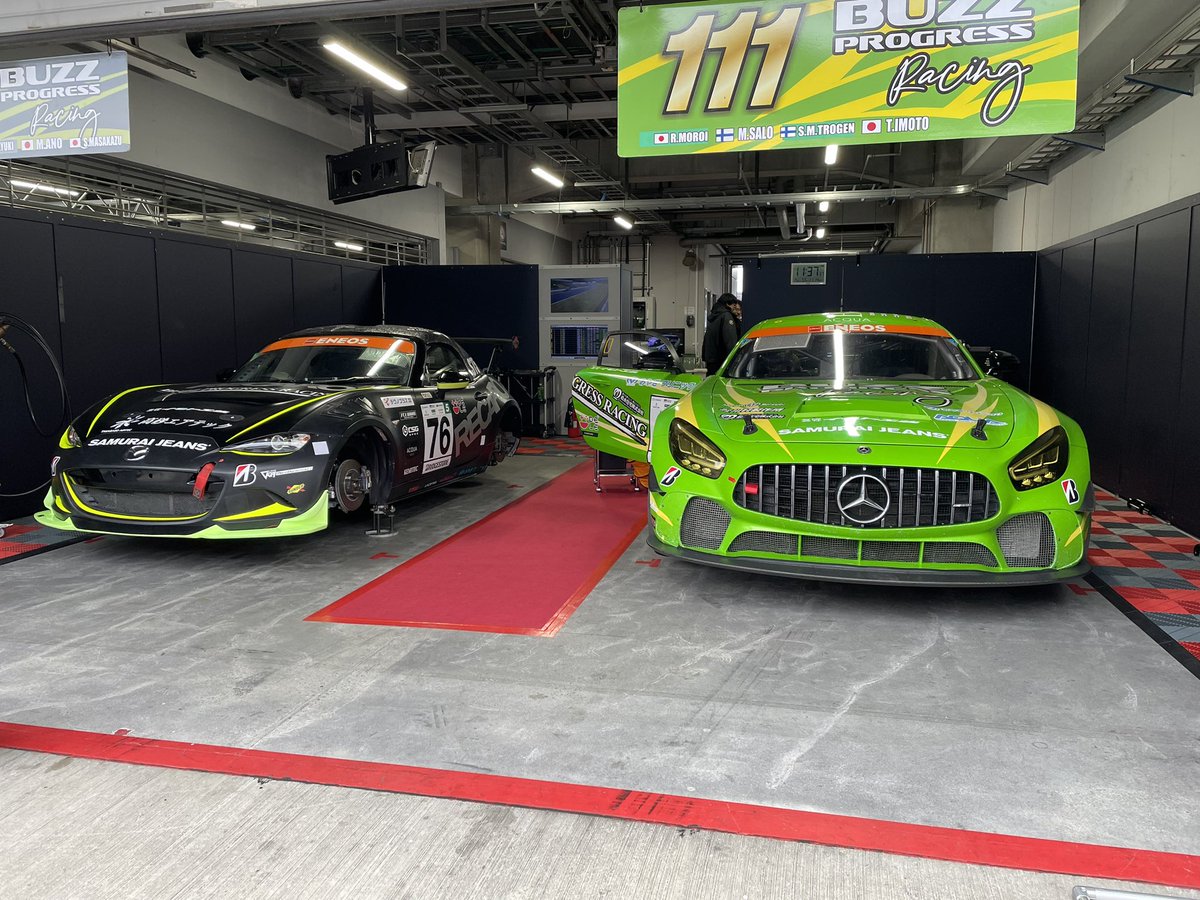 KochiyaTakashi's tweet photo. 安定の雨☂️w
#スーパー耐久
#富士スピードウェイ
#モータースポーツ
#buzzprogressracing
#砂子塾
#東京バーチャルサーキット https://t.co/Kybx5HkG1s