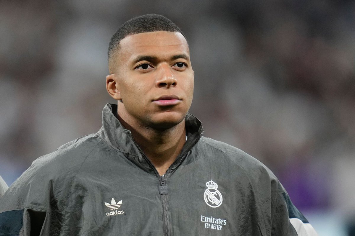 ActuFoot_'s tweet photo. Didier Deschamps relancé sur le sujet Mbappé par Bixente Lizarazu :

« Vous voulez me relancer ? Il n'est pas là, donc je vais vous dire ce que j'ai déjà dit : 𝗹𝗮𝗶𝘀𝘀𝗲𝘇-𝗹𝗲 𝘁𝗿𝗮𝗻𝗾𝘂𝗶𝗹𝗹𝗲 ! 🗣️

𝗗𝗲𝘀 𝗳𝗼𝗶𝘀 𝗰'𝗲𝘀𝘁 𝗯𝗶𝗲𝗻 𝗱𝗲 𝗻𝗲 𝗽𝗮𝘀 𝘁𝗿𝗼𝗽 𝗲𝗻 𝗱𝗶𝗿𝗲. Il n'y a pas de sanction. C'est factuel. Il est dans une situation compliquée, je suis derrière lui. 

Il passe la période qui n'est pas la plus heureuse de sa carrière. 𝗠𝗮𝗹𝗴𝗿𝗲́ 𝘁𝗼𝘂𝘁, 𝗶𝗹 𝗮𝘃𝗮𝗶𝘁 𝗲𝗻𝘃𝗶𝗲 𝗱𝗲 𝘃𝗲𝗻𝗶𝗿. Je pense que c'est mieux en ce moment pour lui. 

Il y a sans arrêt des interprétations, que je parle ou que je ne parle pas. Donc je fais attention à peser mes mots. »

🎙️ TF1 via @RMCsport