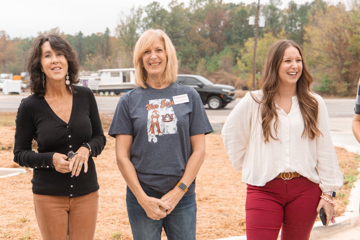 EtowahChamber's tweet photo. 🎉 Home Instead in Rainbow City celebrated big for their new office with live entertainment from Elvis himself &amp; delicious food trucks on site! They offers personalized support to keep seniors safe, healthy, &amp; connected at home. 
📍2725 Rainbow Dr, Rainbow City, AL
📞256-485-0207 https://t.co/SJ6UFNrm7L