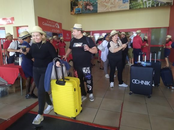 Aerolínea Plus Ultra retoma sus operaciones invernales a Varadero. 
#TransporteCuba
.
Infórmate más 👇
transportespirituano.cu/aerolinea-plus…