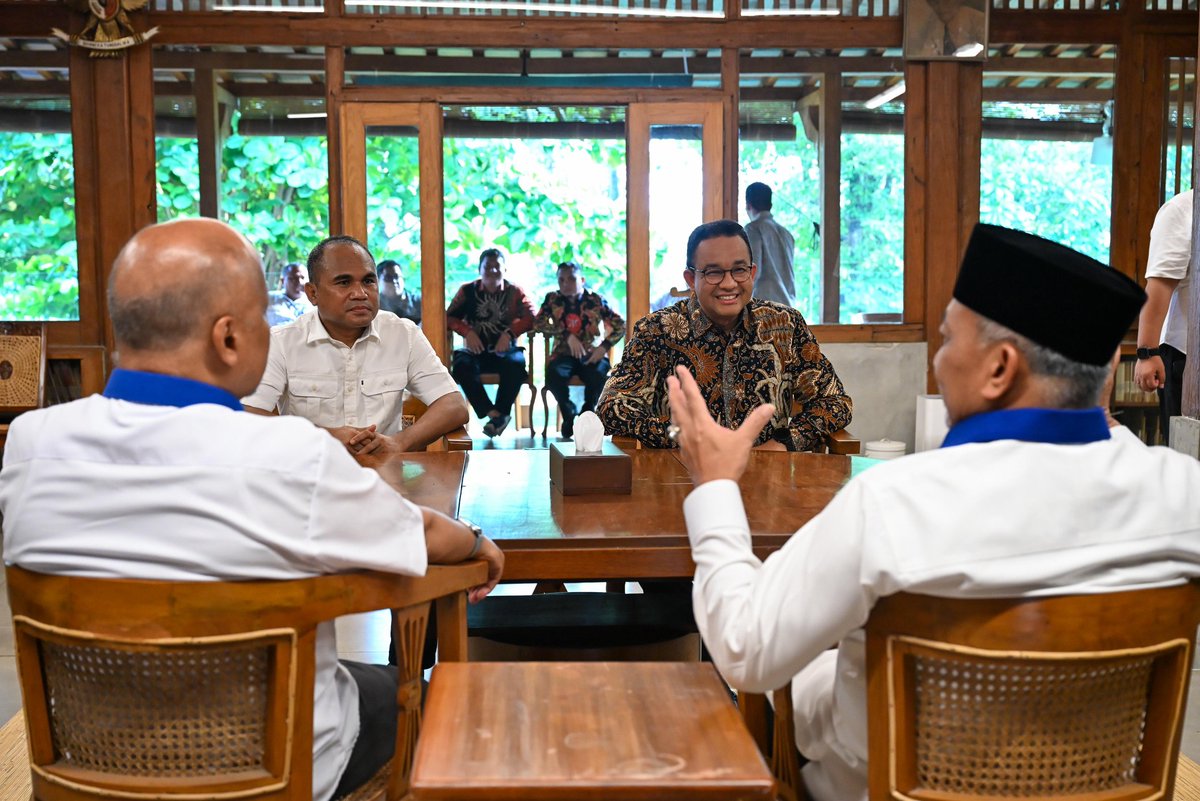 Kemarin saya dan Kang Ilham Habibie bertemu dengan Mas Anies Baswedan di rumahnya.

Kami masih rutin bertemu dan berkomunikasi. Tidak ada yang berubah, kami selalu membicarakan hal-hal baik. 

Tentu kami belajar banyak bagaimana mengelola pemerintahan daerah yang efektif dan