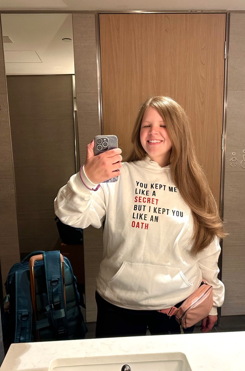 JenniferDawe's tweet photo. @mynlcorner SO CUTE!!!! Comfort is key. This was my travel outfit yesterday! My show is Saturday.

HAVE FUN TONIGHT! HAPPY TAYDAY! https://t.co/wj5N9WR6QN