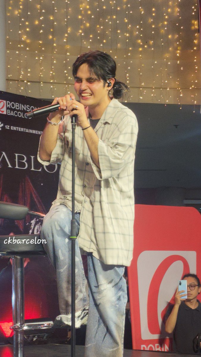 ckbarcelon's tweet photo. Post a cutesy video/photo of PABLO with no explanation 💜 🤏🏻

#NETIZENSREPORT #PABLO for Asian Celebrity Of The Year #ACOTY2024 #ACOTY2024PABLO
@thenreport

@imszmc #SB19_PABLO #SB19xApldeap https://t.co/xbjsHaQBZ0