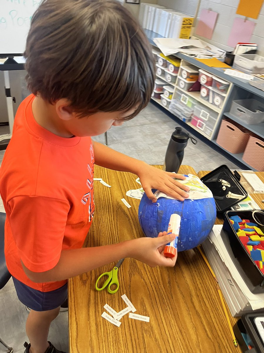 These world travelers created their globes today 🌎 

<a href="/LPEPanthers/">Lake Park Elementary</a>