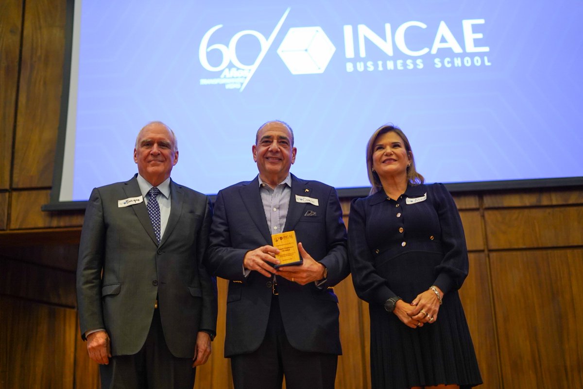 COHEPHonduras's tweet photo. Desde el #COHEP, celebramos con gran satisfacción los 60 años de @INCAE , que culminaron con un evento memorable en Honduras, acompañados de graduados, aliados y amigos. Este aniversario no solo refuerza nuestro compromiso con el desarrollo empresarial y la educación en la región, sino que también nos llena de orgullo el hecho de que Aline Flores, expresidenta del COHEP, haya asumido un cargo destacado en esta prestigiosa institución. Su liderazgo es un ejemplo del talento hondureño que trasciende fronteras.

En esta ocasión especial, queremos además destacar el apoyo fundamental de instituciones como la Fundación Nasser y @GrupoFicohsa , cuyo compromiso con el crecimiento y la innovación en nuestro país es invaluable🇭🇳