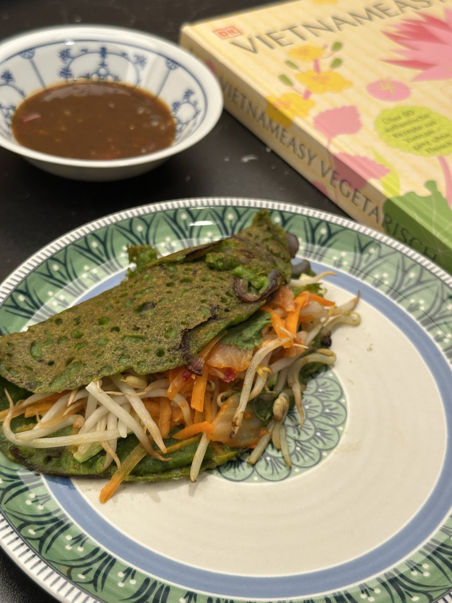 新しいレシピ本を見ながらヴェトナム料理のバインセオというお好み焼きのようなものを作ってみた。生地にはほうれん草やココナッツミルク。作ったのはもちろん、食べたのも初めて。これで正解なのかわからないけれどとても美味しかった。#BánhXèo <a href="/loveLELUU/">Uyen Luu</a>