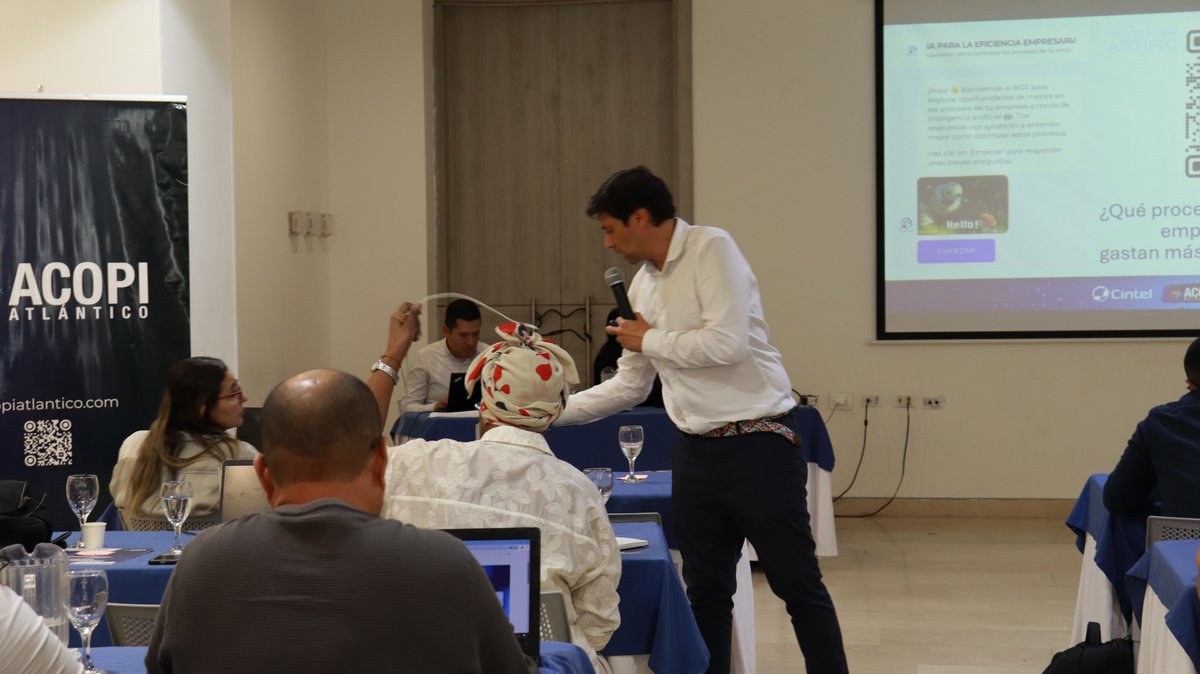 CINTELColombia's tweet photo. Continuamos conectando Barranquilla con TIC para el cambio empresarial ¡Es turno de la #IAGenerativa!
En alianza con ACOPI Atlántico, #CINTEL benefició a más de 40 MiPymes en un taller práctico para explorar el potencial de la Inteligencia Artificial Generativa en procesos empresariales. Los asistentes profundizaron en temas como redacción automática, ingeniería de instrucciones y extracción de información, claves para optimizar su competitividad y productividad.
¡Desde el Centro seguimos fortaleciendo el ecosistema TIC del 'Gran Caribe' en alianza con ACOPI Atlántico!
👉 Conoce más sobre #InteligenciaArtificial aquí: https://t.co/Re3BMeCwmY