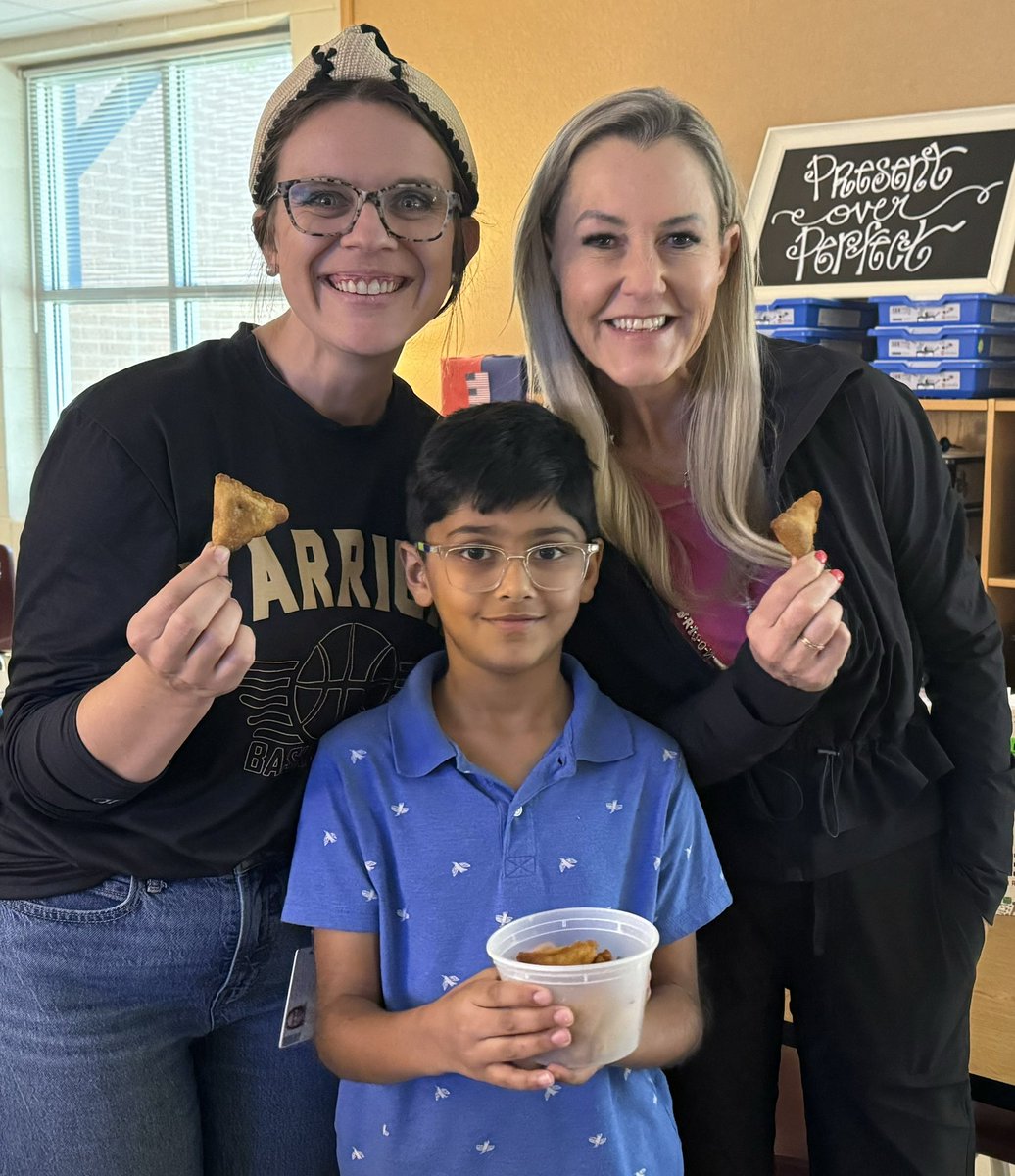 Leslie Davis (@piercelg_esl) on Twitter photo A heartwarming moment! 🥹 A student shared a piece of their culture with their GT and ESL teachers by bringing delicious samosas. 🥟 Such a wonderful way to celebrate diversity and foster understanding. <a href="/La8ch/">Leslie Harrison</a> <a href="/esl_prosperisd/">Prosper-ISD Department of Languages</a> <a href="/BakerElem/">Baker Elementary</a> A heartwarming moment! 🥹 A student shared a piece of their culture with their GT and ESL teachers by bringing delicious samosas. 🥟 Such a wonderful way to celebrate diversity and foster understanding. <a href="/La8ch/">Leslie Harrison</a> <a href="/esl_prosperisd/">Prosper-ISD Department of Languages</a> <a href="/BakerElem/">Baker Elementary</a>
